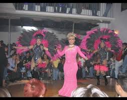 Cucusa Minelli en el escenario con vestuario rosa y bailarines