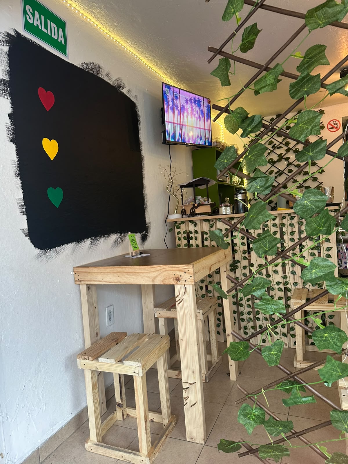 Interior de El Semáforo Café con corazones rojo, amarillo y verde en la pared
