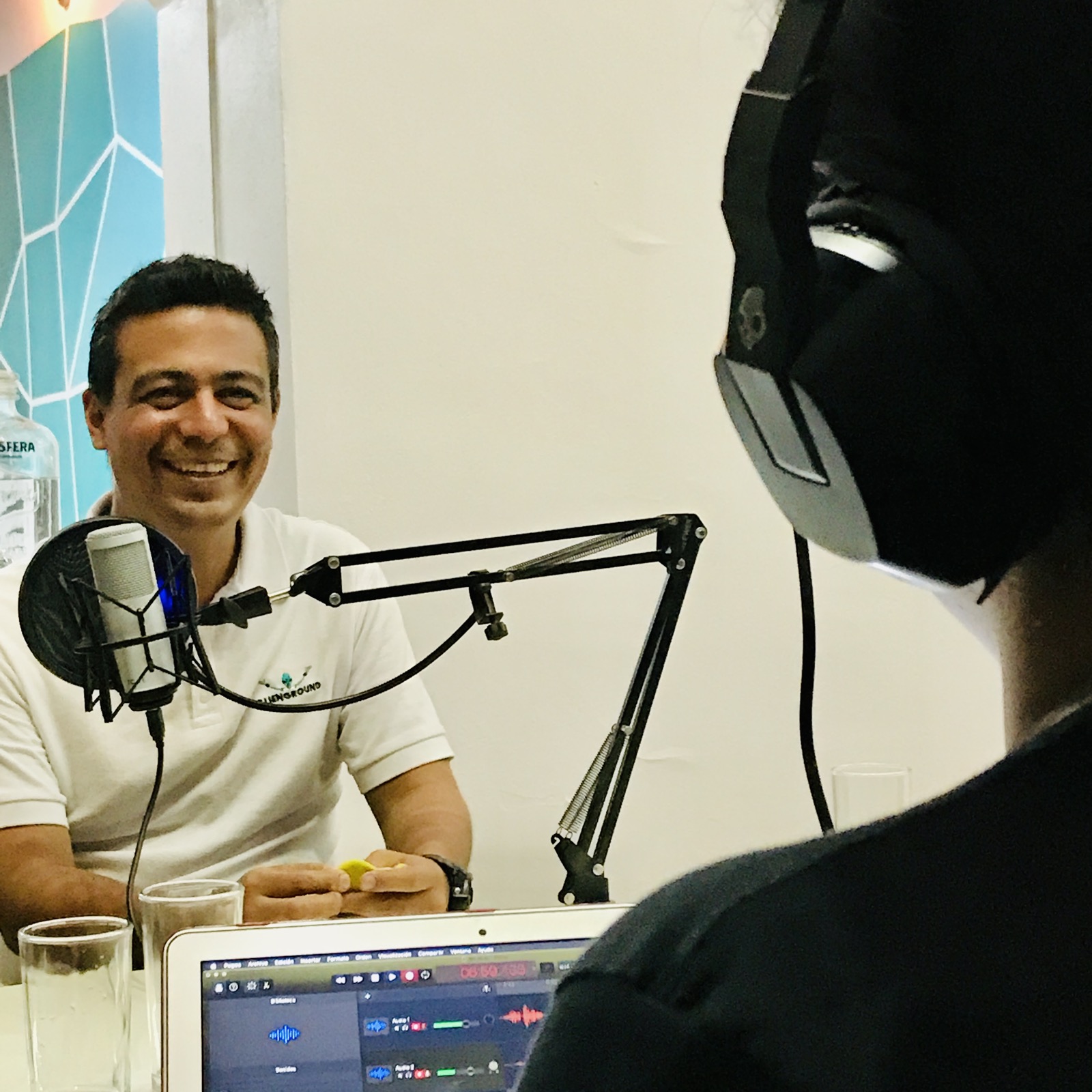 Sesión de entrevista con invitado y equipo de grabación