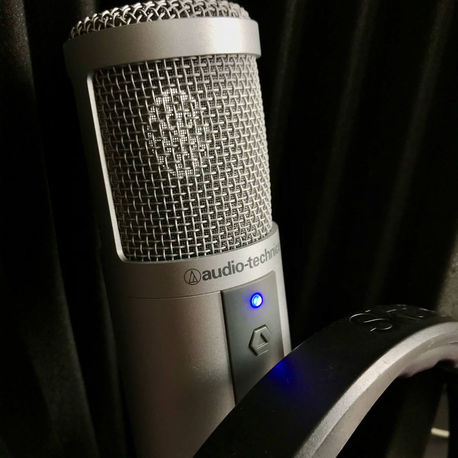 Detalle de micrófono Audio-Technica encendido