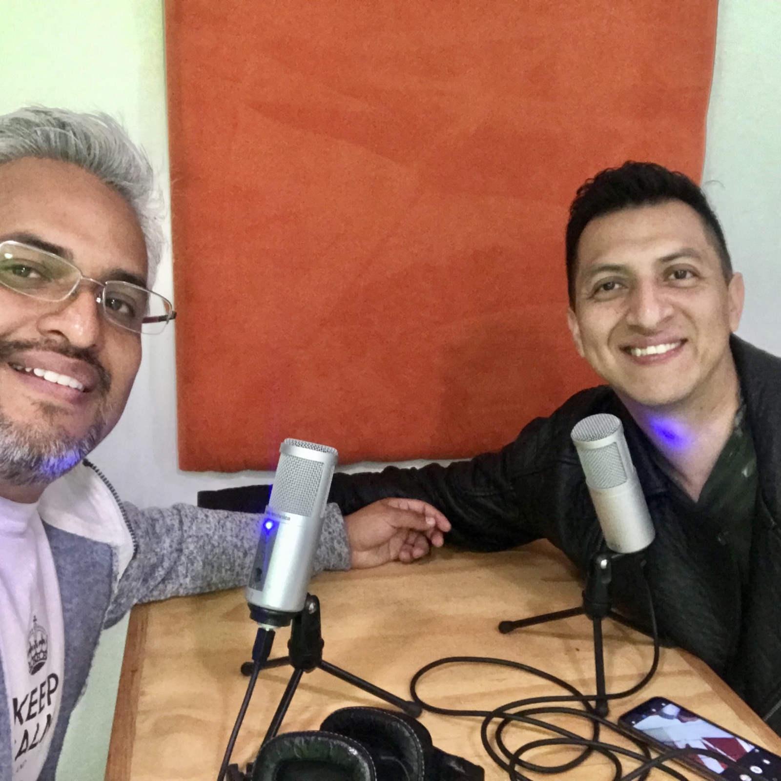 Conductor e invitado con micrófonos sobre la mesa